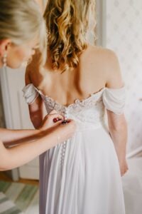 detaljer från förberedelser i en klänning