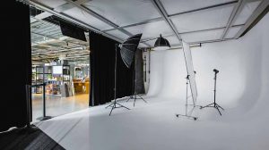 Professionell fotostudio med profoto blixtar och vit bakgrund – Fotograf i Jönköping.